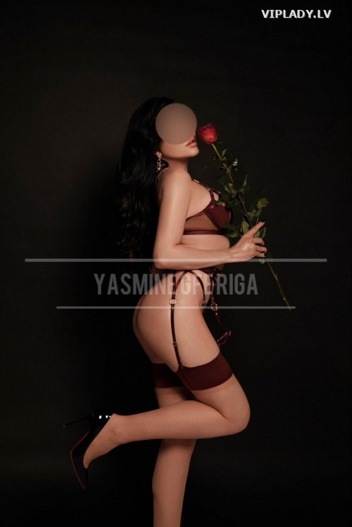 YASMINE REAL