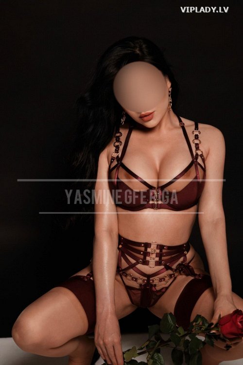 YASMINE REAL
