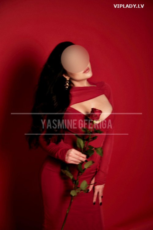 YASMINE REAL