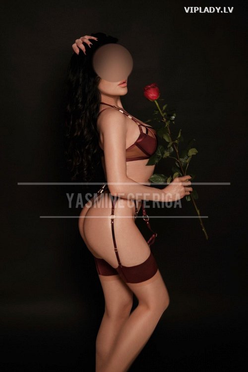 YASMINE REAL